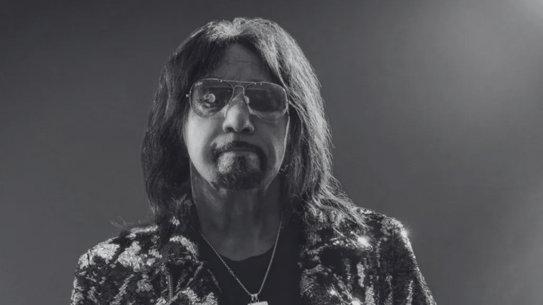 Ace Frehley, exguitarrista original de Kiss, canceló su próximo concierto en Lancaster tras una caída en su casa. Fue hospitalizado.