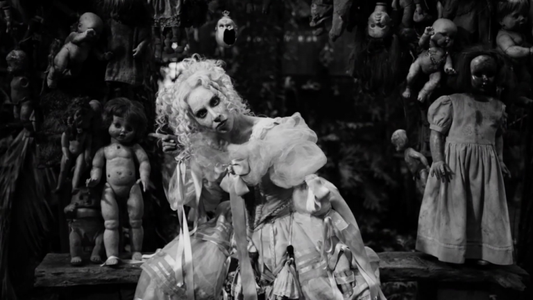 En “The Dead Dance”, Lady Gaga aparece vestida de blanco y maquillada como zombie, rodeada de muñecas colgantes. El video se estrenó este 3 de septiembre.