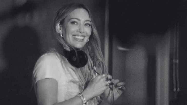 El nuevo disco de Hilary Duff incluirá colaboraciones con productores destacados y letras autobiográficas, a 10 años de su último album.