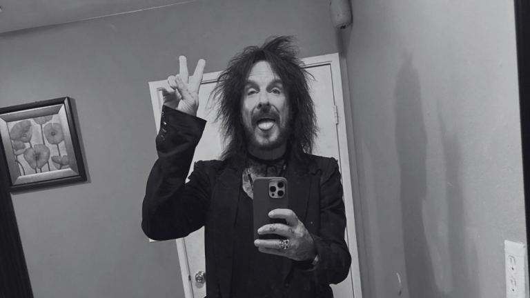 Nikki Sixx explicó que, tras décadas de carrera, prioriza pasar tiempo con sus hijos y nieta; por lo que las giras intensas ya no le interesan.