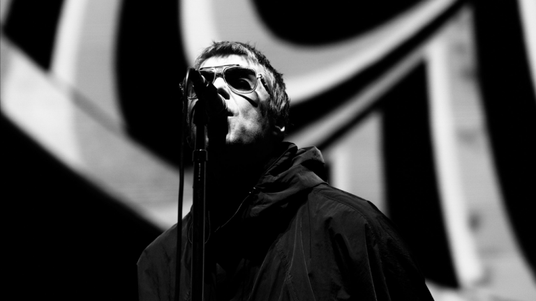 Oasis no visitaba México desde hace 17 años, causando gran emoción en su base de fans local, que agotaron los boletos para los conciertos.