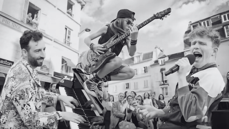 Bohemian Rhapsody se interpretó completa, fusionando voces y distintos instrumentos en un escenario callejero único en las calles de París.