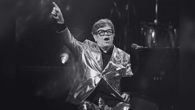 Su cirujana se sorprendió, pero accedió y enseguida Elton John hizo planes para convertirlas en piezas únicas, con la leyenda "ya no me inclinaré ante ningún hombre"