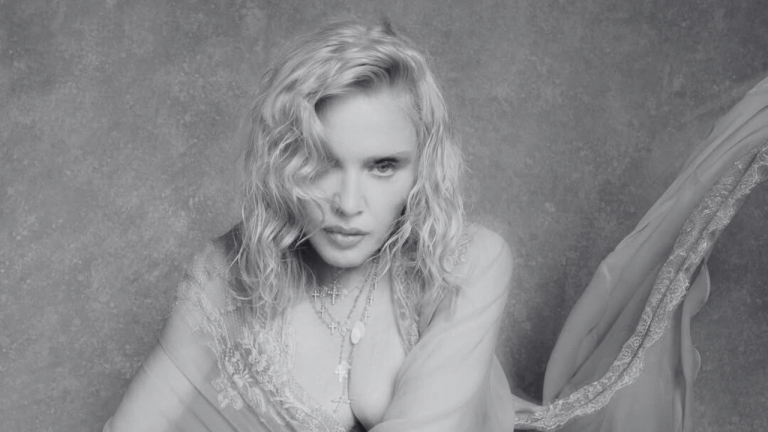 Madonna firmó con Warner Records en 1982 y alcanzó sus mayores éxitos con ellos. Tras una pausa y varios lanzamientos independientes, ahora retoma.