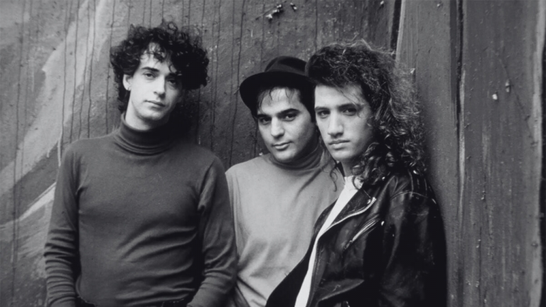 Las redes sociales de Soda Stereo compartieron videos de fans ingresando a estadios con camisetas de la banda; por lo que se especula una reedición.