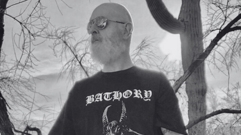 Rob Halford, vocalista de Judas Priest, reconoció abiertamente su homosexualidad en 1998 y fue uno de los pioneros en tocar este tema en el metal.