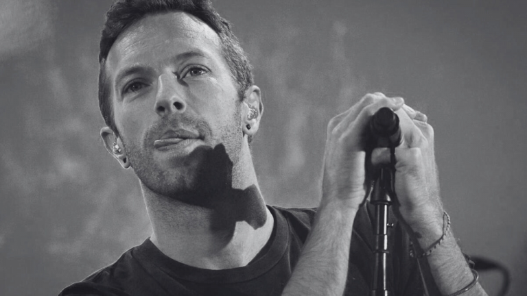 Chris Martin, vocalista de Coldplay, se refirió a la viralización negativa de sus mensajes de inclusión en conciertos y consideró que hay gente enfadada por ello.