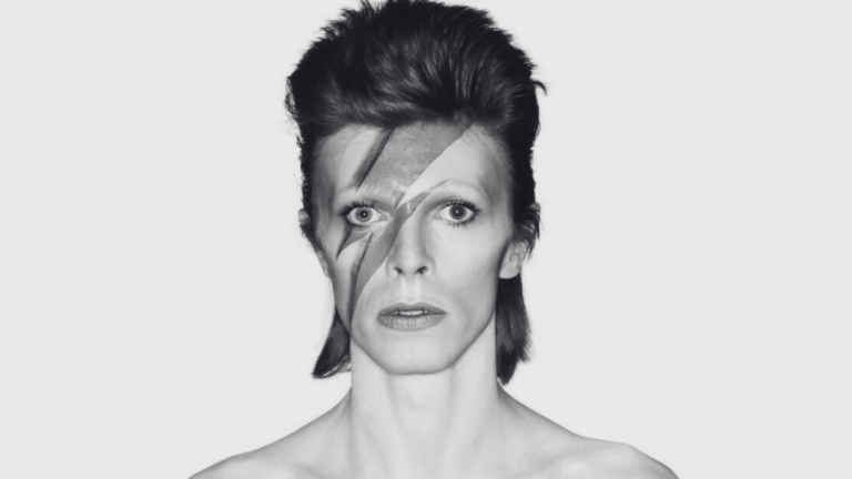 La foto icónica de David Bowie es un símbolo cultural que ha inspirado múltiples tatuajes y homenajes de fans, y se espera comenzar la subasta con 300 mil euros.