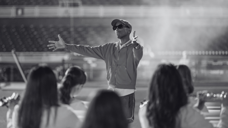 El tráiler muestra a Pharrell Williams y Voices of Fire interpretando una pieza llena de energía y ritmo, como parte de la campaña de postemporada de la MLB.