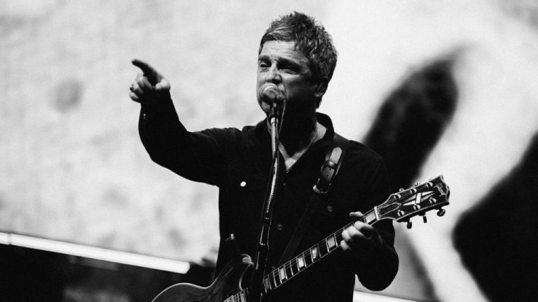 Fans de Oasis realizan ofrenda a Tláloc para evitar lluvia en conciertos