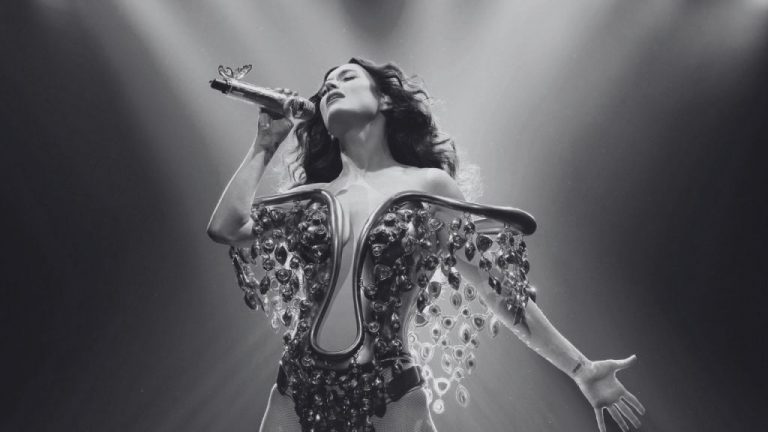 Katy Perry ha sido una figura influyente en el pop mundial durante más de una década. Su estilo extravagante y su presencia escénica la han mantenido en el ojo público.