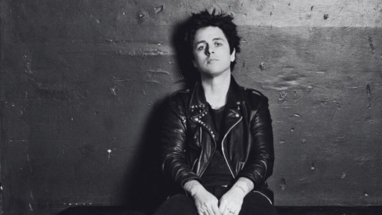 Billie Joe Armstrong ha hecho críticas en distintas ocasiones durante conciertos. Incluso, ha cambiado letras de canciones para incluir referencias a Musk o Trump.