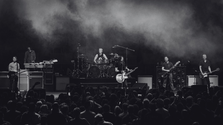 Foo Fighters sorprendió a sus seguidores con el lanzamiento de un nuevo EP en directo titulado “Are Playing Where??? Vol. 1”, que tendrá un fin benéfico