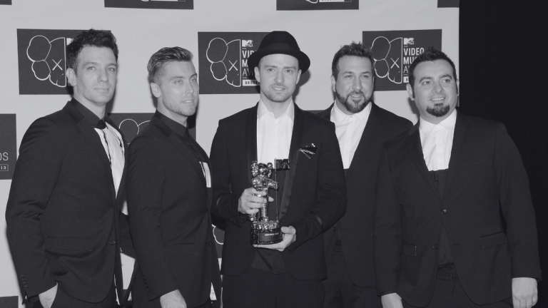 NSYNC fue formado en Orlando en 1995 y lanzó cuatro álbumes hasta 2002, con múltiples éxitos como “Bye Bye Bye” y “It’s Gonna Be Me”.