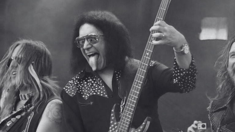 Gene Simmons publicó un mensaje en su cuenta de X (Twitter) agradeciendo los buenos deseos y tranquilizando a sus seguidores.