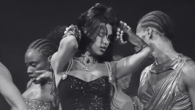 Cada noche Dua Lipa combina sus éxitos con estas interpretaciones de otras grandes estrellas, que celebran la música universal y su conexión con cada público.
