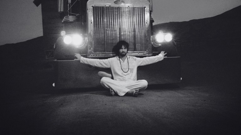 Este DJ set simboliza un puente entre la escena rave australiana y la experiencia psicodélica de Tame Impala en un contexto global.