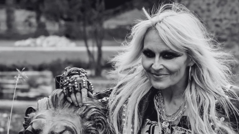 Doro Pesch recordó que al principio había muy pocas mujeres en la escena y que muchos dudaban de que una mujer pudiera liderar una banda de heavy metal.