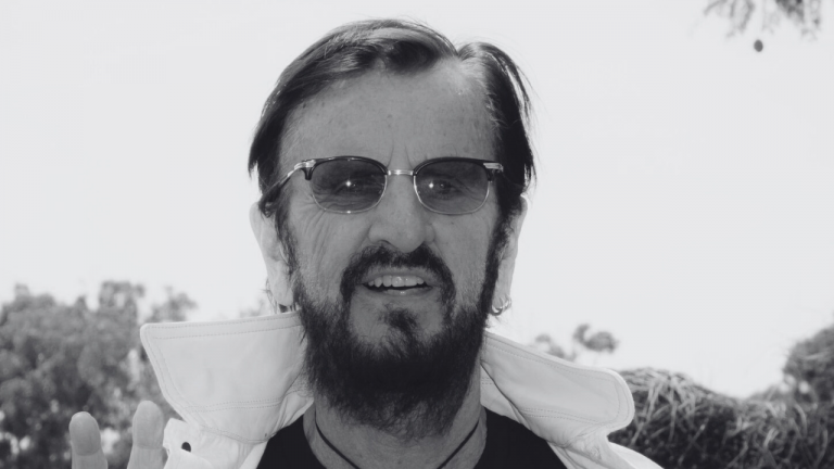 Ringo Starr destacó que esa decisión fue clave para mantenerse activo, creativo y con energía en la música hasta la actualidad.