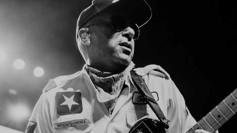 Tom Morello manifestó su admiración por Kiss y recordó que era su banda favorita desde joven. Describió la pasión que sentía a pesar de la crítica que enfrentaban.