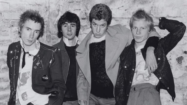 Lo haría 48 años después de su disco debut Nevermind the Bollocks... Here's the Sex Pistols, de 1977.
