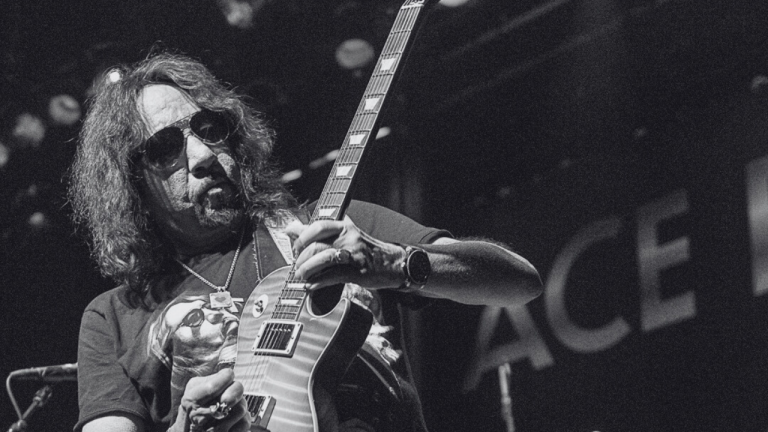Ace Frehley fue una figura fundamental en Kiss, con su icónico personaje "Space Ace" y un estilo de guitarra que marcó una época dorada para la banda.