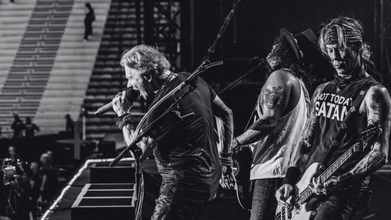 Guns N' Roses emitió un comunicado aclarando que la frustración de Axl se debió exclusivamente a un fallo técnico en su monitor.