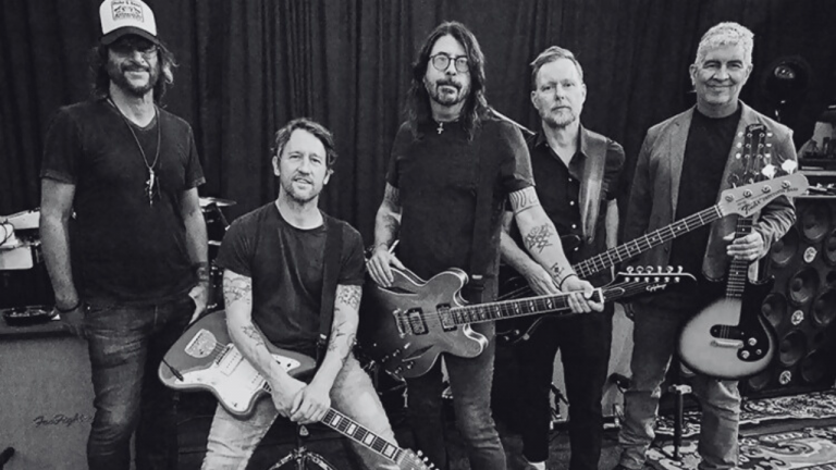 "Asking for a friend" tema es apenas el primer adelanto de muchas canciones nuevas que Foo Fighters tienen por presentar próximamente.