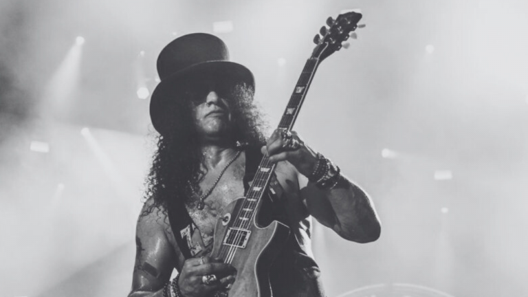 Con SiriusXM, Slash explicó que la frustración de Axl se debió a un problema técnico con sus monitores intraauriculares, que solo daban señal de batería.