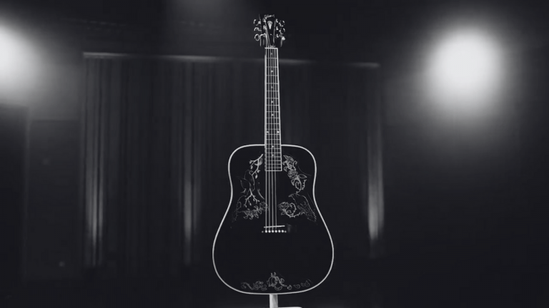 Incluye un estuche rígido personalizado en color negro con la calavera de cuervo, una correa temática, certificado de autenticidad y la firma original de Kirk Hammett en la etiqueta interior.