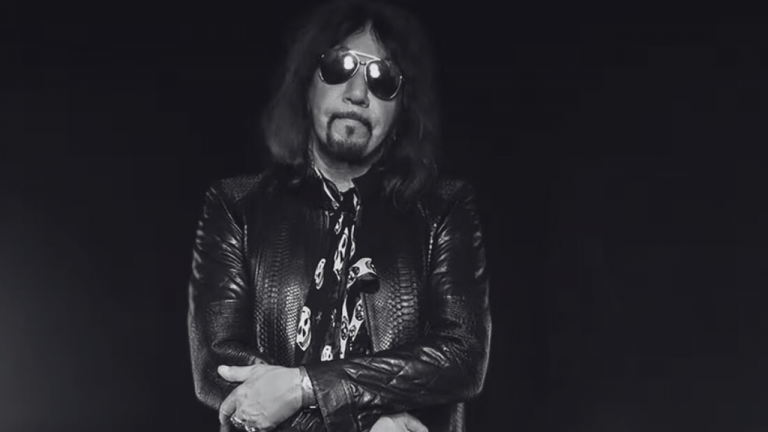 Ace Frehley murió tras sufrir una hemorragia cerebral derivada de una caída en su estudio hace unas semanas. Fue hospitalizado, pero su salud empeoró.