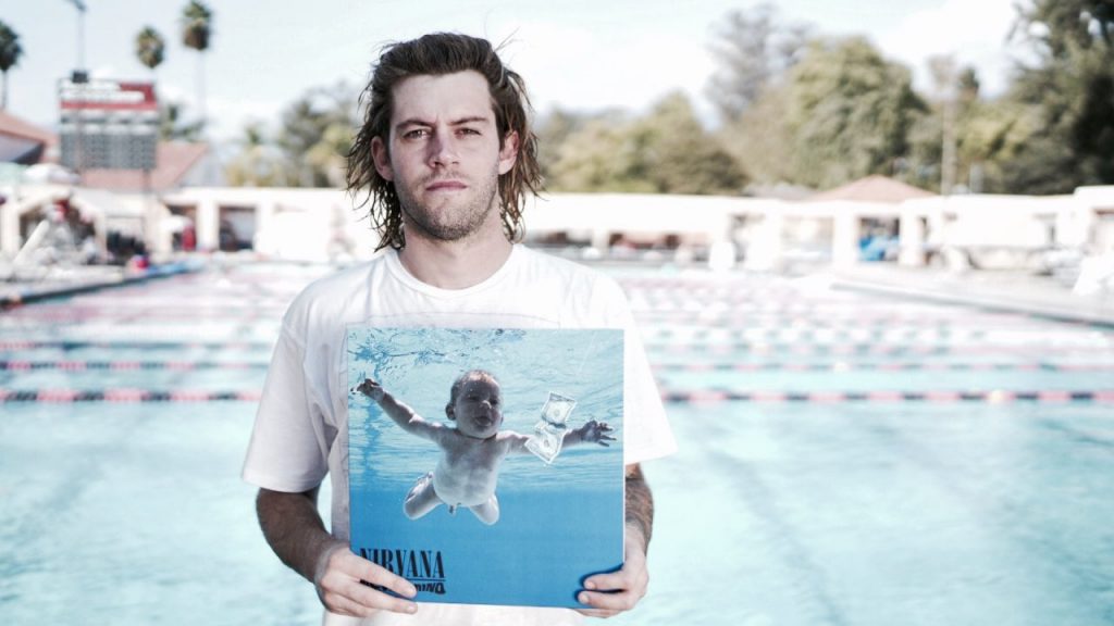 A pesar de que durante años Elden recreó la portada del “bebé Nirvana” para fotografías y eventos, también expresó incomodidad con su fama por esa imagen.