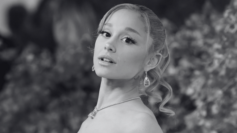 Durante la premiere en Singapur de la película Wicked: For Good, un fanático irrumpió y se lanzó contra Ariana Grande en la alfombra.