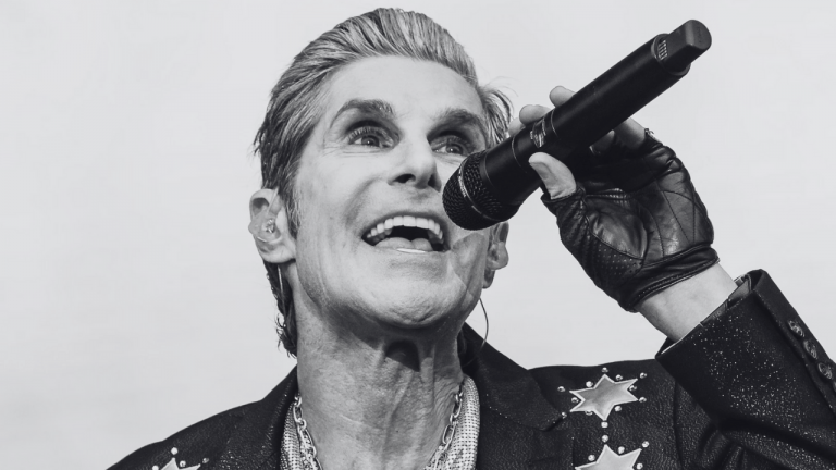 El regreso de Perry Farrell en el aniversario de The Doors generó atención por la relevancia histórica y su situación personal.