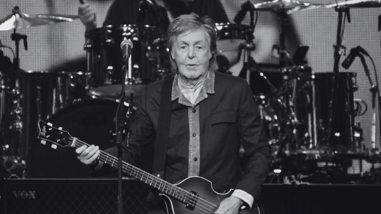 La teoría sostiene que Paul McCartney murió en un accidente automovilístico en 1966; pero ha estado activo desde aquel año y ha reflexionado sobre estas versiones