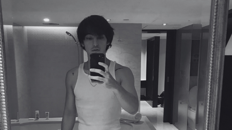 Piss In The Wind también marca la primera producción completa de Joji bajo su propio sello independiente, Palace Creek, lo que le da control sobre el proceso.