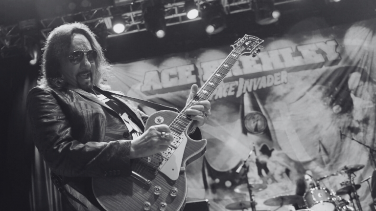 Ace Frehley falleció el 16 de octubre de 2025 a los 74 años, debido a un traumatismo craneoencefálico contundente ocasionado por una caída.