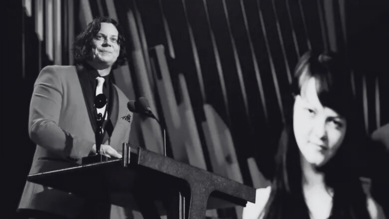 Jack White, vestido con el icónico conjunto rojo, negro y blanco característico de la banda, recordó la esencia de The White Stripes