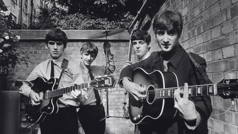 El contenido de la docuserie abarca desde los primeros días de The Beatles en Liverpool y Hamburgo, la Beatlemanía, hasta su separación y contenido inédito.