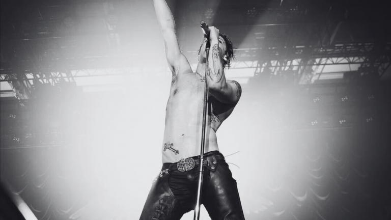 En un emotivo mensaje en sus redes sociales, Yungblud expresó que le rompe el corazón cancelar sus shows, especialmente en México y Latinoamérica.