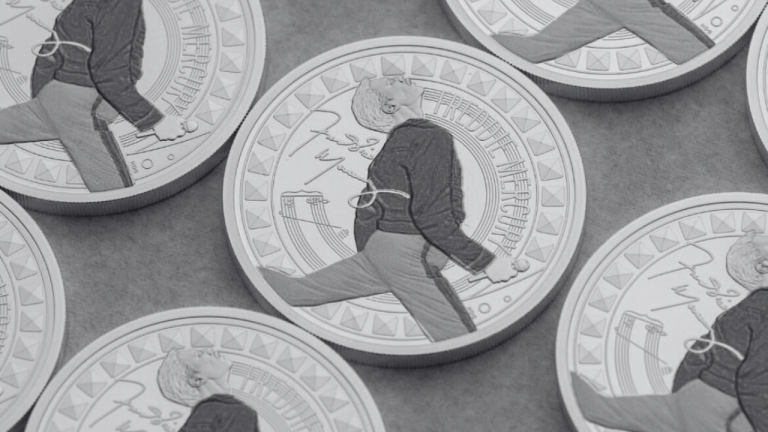 El diseño de la moneda muestra a Freddie Mercury en plena actuación, con su icónica chaqueta amarilla de Wembley, micrófono en mano y mirando hacia el público.