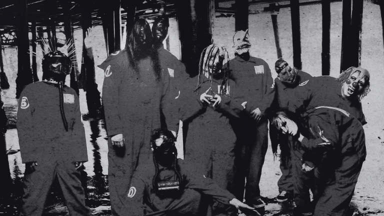 Esta decisión se da en un contexto donde Slipknot terminó su contrato con Roadrunner Records en 2022 tras siete álbumes, incluido The End, So Far.