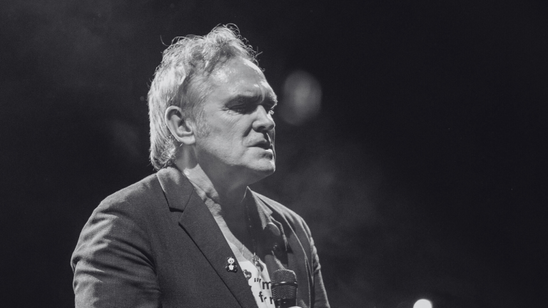Tras cancelar su gira por lo que resta de 2025 a causa de un cuadro de “agotamiento extremo”, Morrissey anunció que retomará sus conciertos.