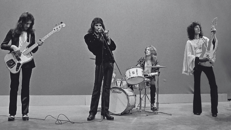 May subrayó que no se trataría solo de reproducir material antiguo, sino de crear una experiencia inmersiva y cercana a la esencia de Queen