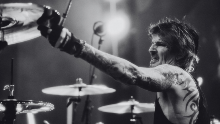 Tommy Lee señaló que es un "friki de la tecnología" y está al día con las nuevas herramientas en el estudio, lo cual le inspira continuamente su creatividad.