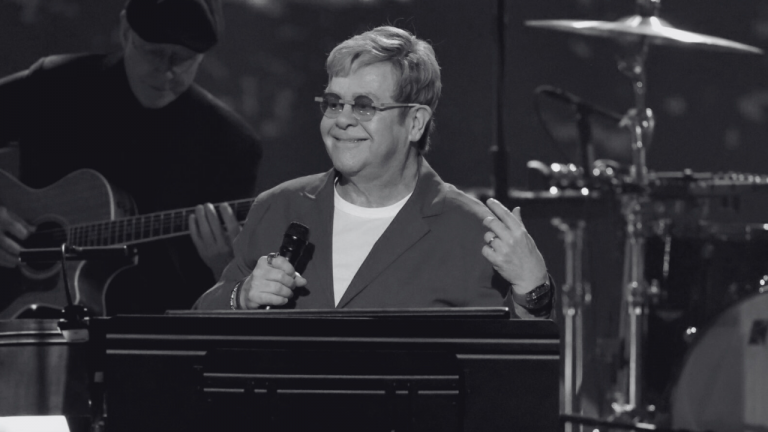 Pese a la gravedad de su ceguera, Elton John mantiene la esperanza en la medicina y la ciencia para mejorar su visión en el futuro; en tanto, se mantiene estoico.