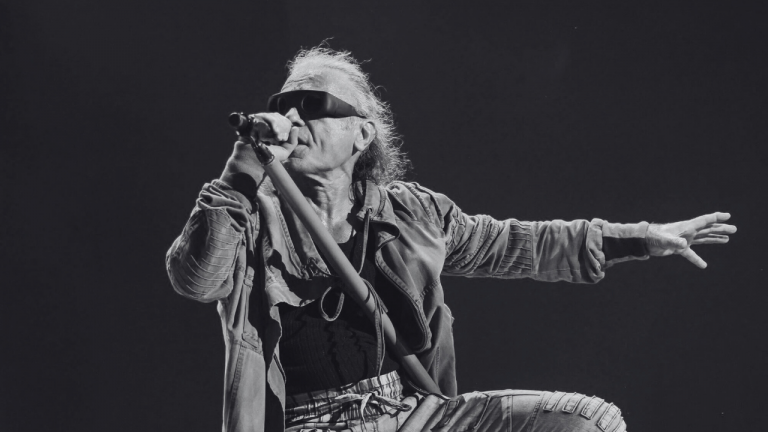 Esta colaboración une dos iconos del hard rock: Bonnet (voz en "Since You Been Gone") y Bruce Dickinson, en hiatus de Iron Maiden tras su cáncer.