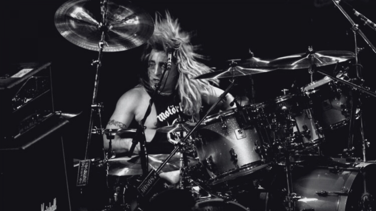 Mikkey Dee relató que la lesión inicial derivó en una infección sanguínea grave. "Me diagnosticaron sepsis y estuve cinco semanas en el hospital".