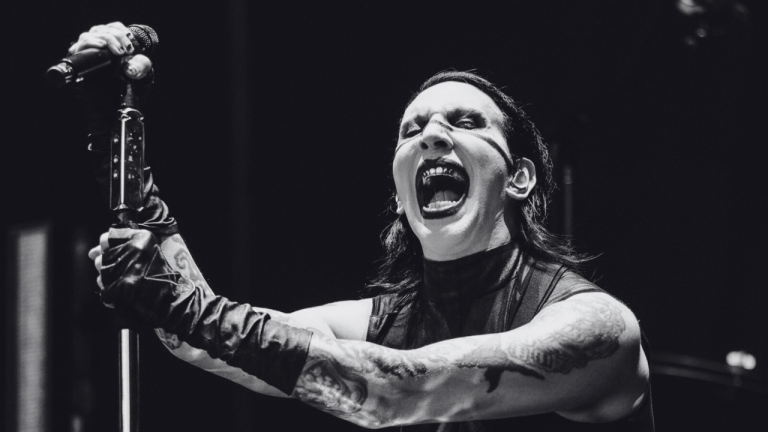 La gira seguirá el patrón de Marilyn Manson de sets teatrales con hits como "The Beautiful People" y "Sweet Dreams", tras su residencia en Las Vegas y tour europeo.​