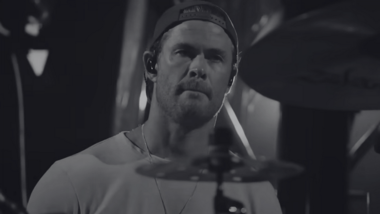 Chris Hemsworth protagonizó un momento viral en la segunda temporada de su documental Limitless, donde intentó tocar la batería con Parkway Drive.